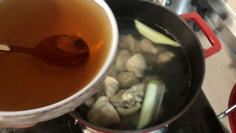 虫草花鸡汤➕香菇虫草花鸡汤,可以加入适量泡发香菇的水，渣渣不要倒入了