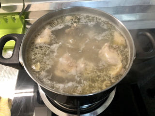 虫草花鸡汤➕香菇虫草花鸡汤,冷水下锅，煮开后加入一汤匙料酒，再煮一两分钟，煮出血末