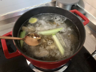 虫草花鸡汤➕香菇虫草花鸡汤,开火大火煮开，保持中大火炖煮5分钟，撇去浮末