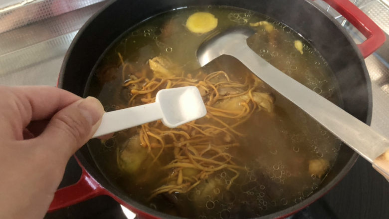 虫草花鸡汤➕香菇虫草花鸡汤,根据自己的口味加入适量食盐