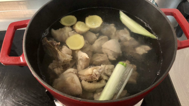 虫草花鸡汤➕香菇虫草花鸡汤,锅中加水，放入姜片，葱段，鸡块