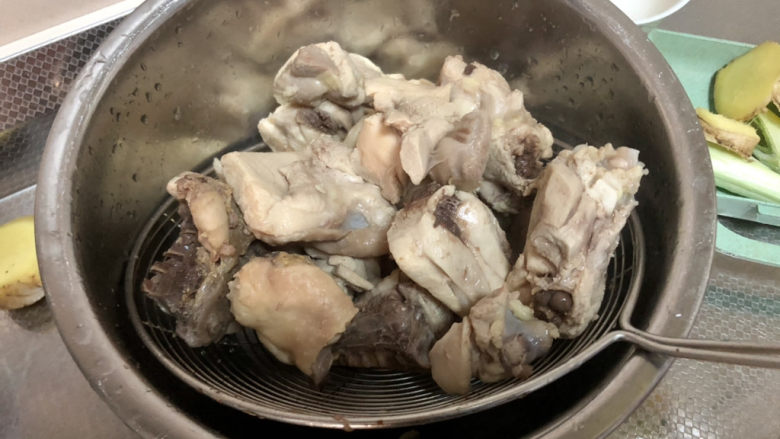 虫草花鸡汤➕香菇虫草花鸡汤,捞出热水清洗备用