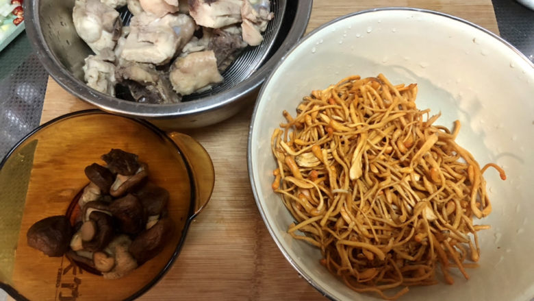 虫草花鸡汤➕香菇虫草花鸡汤,全部食材准备好