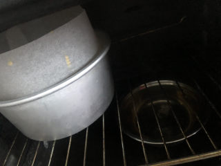 奶香南瓜发糕,烤箱加一碗开水进行发酵。