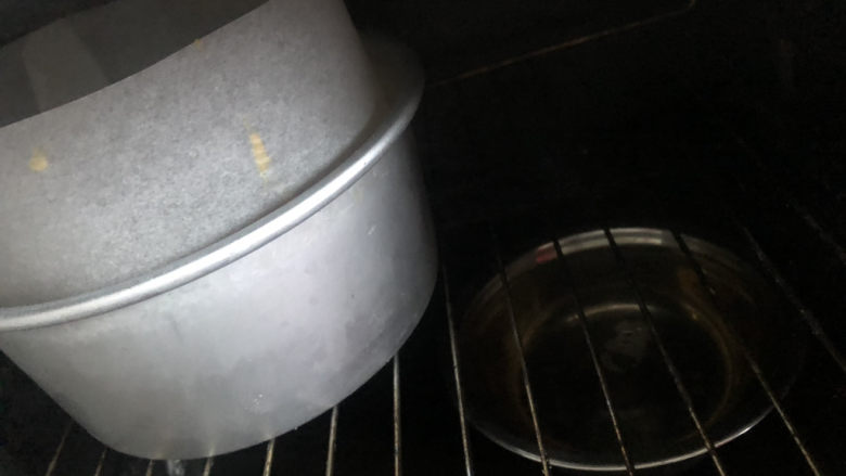 奶香南瓜发糕,烤箱加一碗开水进行发酵。