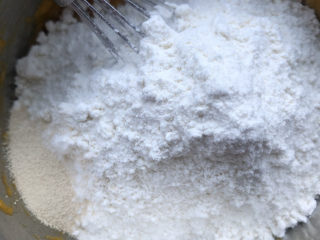 奶香南瓜发糕,过筛加入高筋面粉，放入酵母。