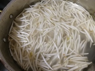 爆炒绿豆芽,淘米水泡两分钟，清水冲洗干净。