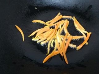 爆炒绿豆芽,放入胡萝卜丝，文火翻炒均匀。