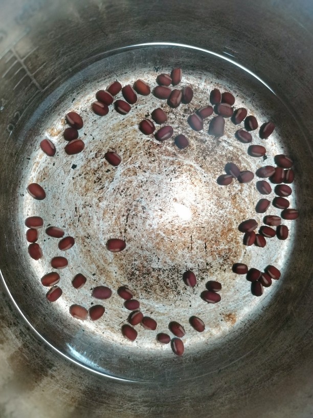 红豆小米粥,再加入适量清水用电饭煲按煮粥键开始煮