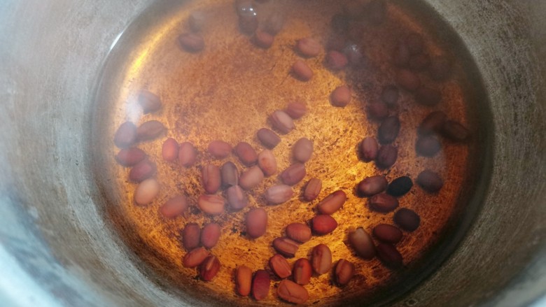 红豆小米粥,红豆煮开后，加入半碗冷水，再继续煮