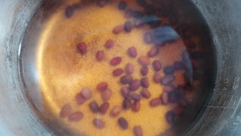 红豆小米粥,煮至膨胀，有一点点裂开的时候，把小米倒下去，继续煮