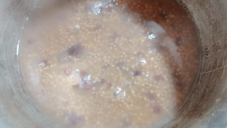 红豆小米粥,再一次煮开后，用勺子搅拌一下，以免粘锅
