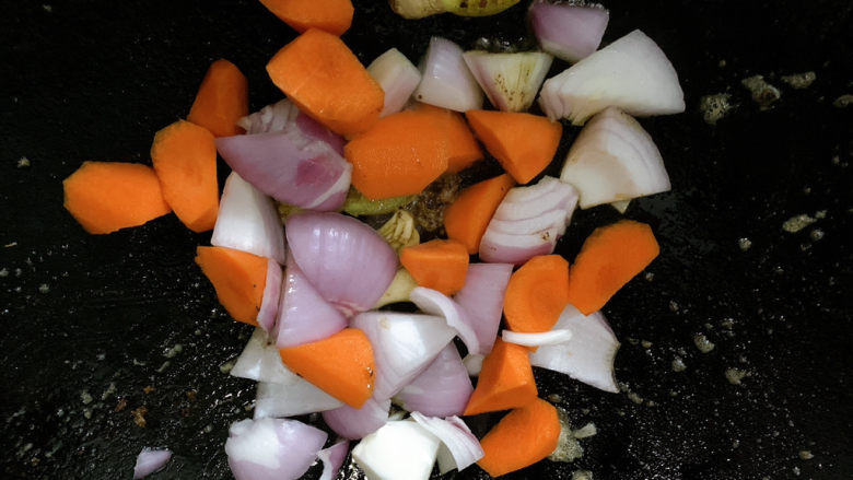 咖喱梭子蟹,加入胡萝卜和洋葱翻炒均匀