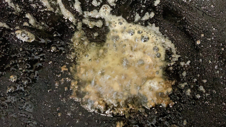 咖喱梭子蟹,煎炸后剩下来的油不要倒掉，里面还夹杂着梭子蟹的蟹膏，所以呈现出类似“金沙”的模样