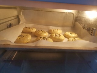 板栗饼,送入预热好的烤箱，上下火180度，烤30分钟，注意观察饼上色情况，不要烤糊了