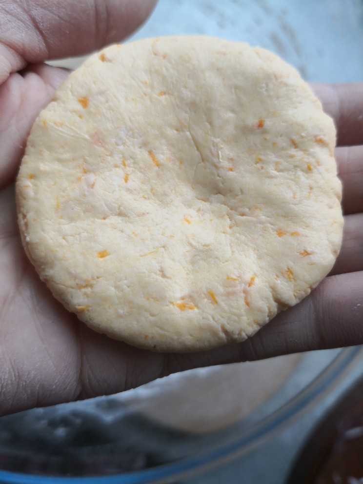 南瓜糯米饼,用手揪一个小面团，搓圆按扁成小饼状