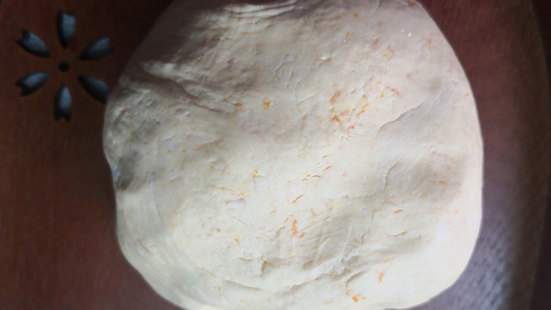 南瓜糯米饼,用手揉成光滑的面团