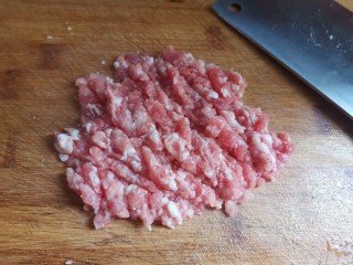 肉末粉条,猪肉洗干净剁成肉末