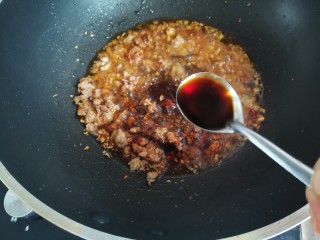 肉末粉条,加入2勺生抽，继续炒出红油