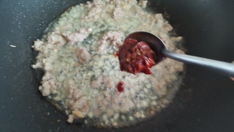 肉末粉条,加入一勺豆瓣酱，炒出红油