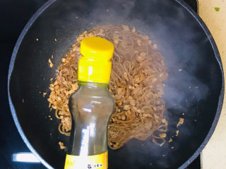 肉末粉条,尝一下粉条软糯，就可以关火起锅了，装盘前淋入香油提香