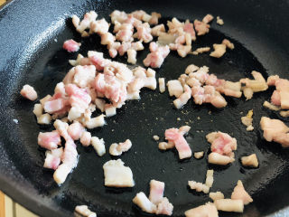 肉末粉条,热锅冷油，倒入切好的肉末快速翻炒均匀，煸出多余油脂。