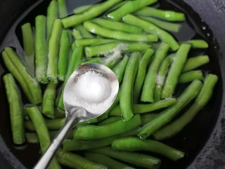 雪菜四季豆,加少许盐使其颜色更翠绿