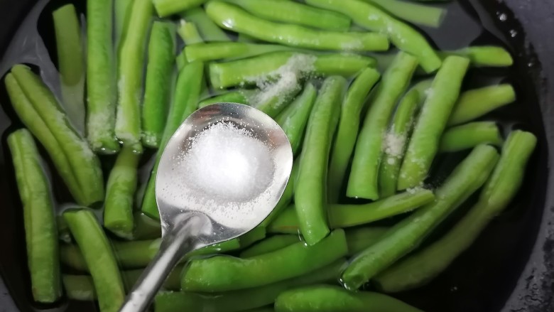 雪菜四季豆,加少许盐使其颜色更翠绿