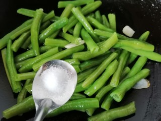 雪菜四季豆,翻炒片刻加入适量盐调味