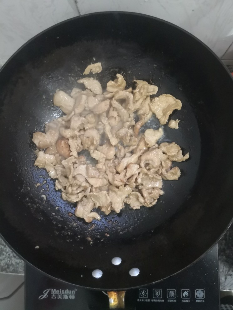 瘦肉炒圆椒,热锅炒肉片（熟后出锅）