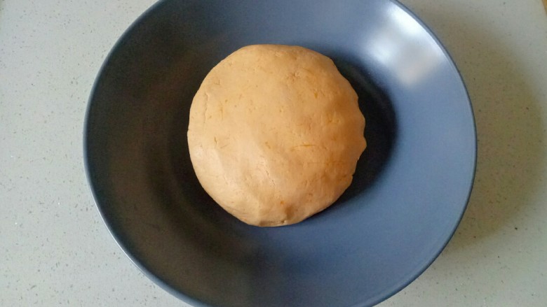 南瓜糯米饼,分量加入糯米粉，直到不粘手，能揉成软软的面团