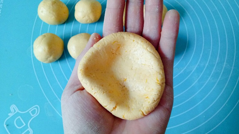 南瓜糯米饼,取一个小剂子，用手按扁