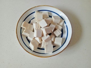 丝瓜炖豆腐,豆腐切成小方块