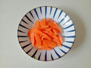 丝瓜炖豆腐,胡萝卜去皮清洗干净，切成滚刀块