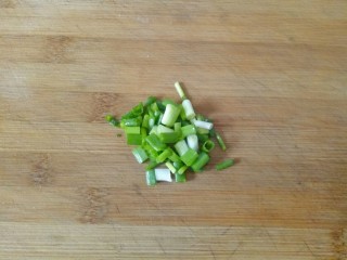 丝瓜炖豆腐,小葱清洗干净切葱花备用