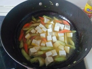 丝瓜炖豆腐,放入和食材平齐的水，盖上锅盖煮3分钟