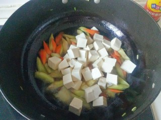 丝瓜炖豆腐,加入豆腐块
