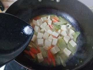 丝瓜炖豆腐,加入适量盐