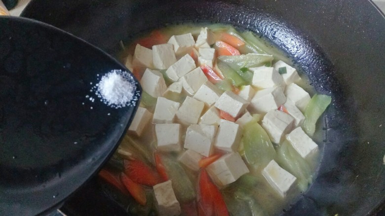 丝瓜炖豆腐,加入适量盐