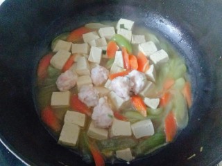 丝瓜炖豆腐,放入虾丸，继续炖3分钟，加入鲜鸡汁翻炒均匀即可