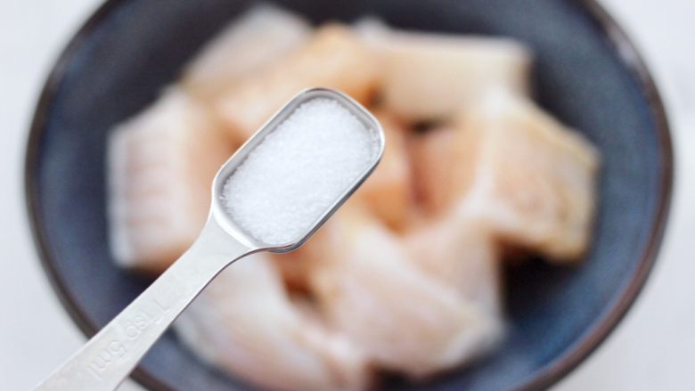 金针菇蒸龙利鱼,这个时候根据个人口味，加入适量的盐调味。