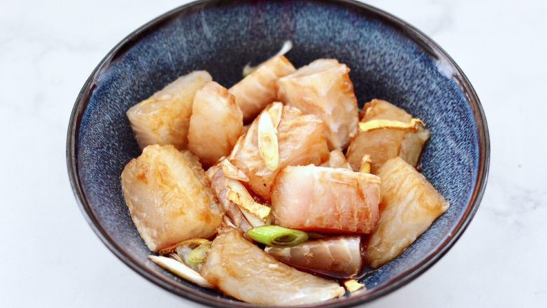 金针菇蒸龙利鱼,把所有食材混合后，抓匀腌制半小时。