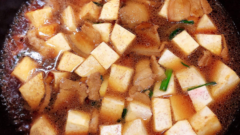 红烧芋头,加入水，烧开锅，中火慢炖10分钟。