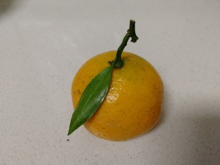 水果沙拉,一个蜜橘。