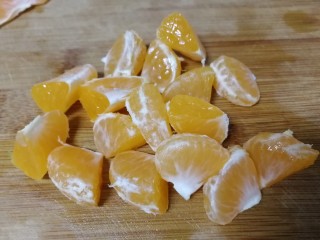水果沙拉,橘子分瓣，对切。