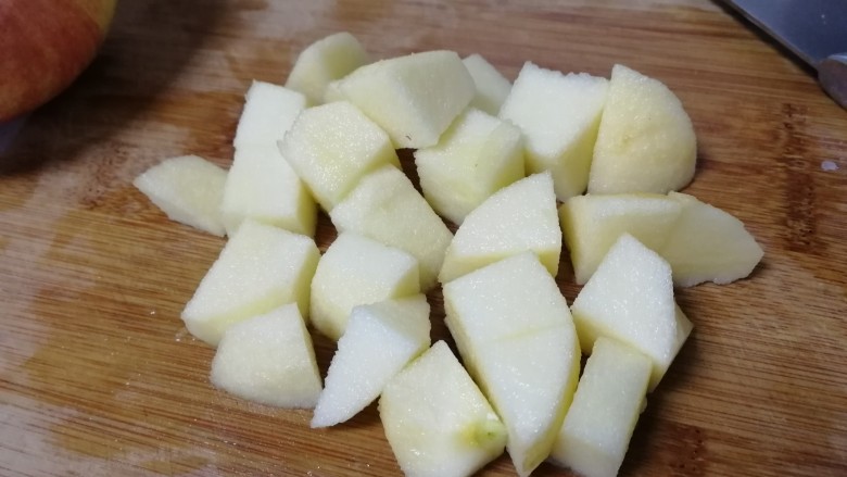 水果沙拉,半个去皮，切小块。苹果用淡盐水泡一下，防止氧化变色。