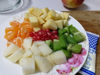 水果沙拉,水果都准备完，还有沙拉酱。
