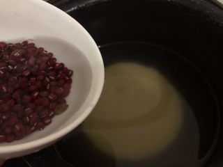 红豆小米粥,把泡好的红豆连水一起加进去