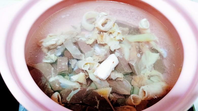 羊杂三菌汤,锅中放入清水 水开后放入羊杂 