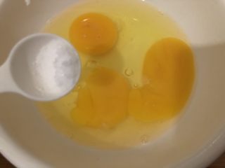 洋葱炒蛋,鸡蛋打碗里加入盐